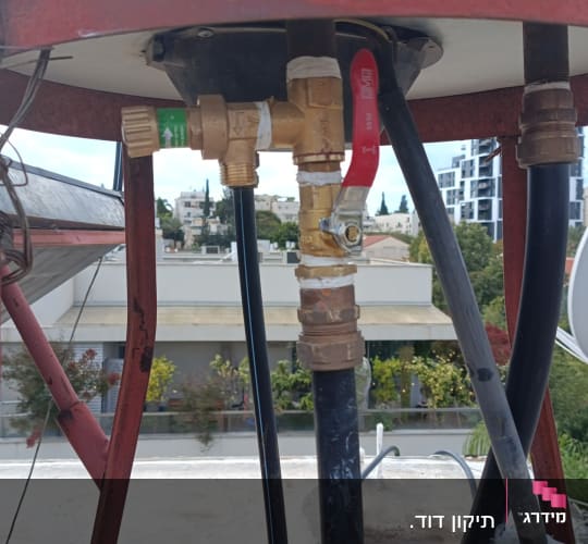 חיבורים וצינורות של דוד שמש על גג